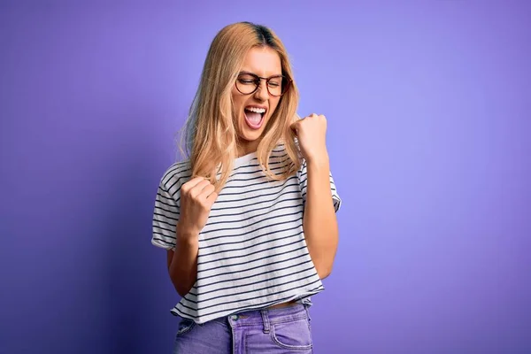 Jovem Bela Mulher Loira Vestindo Camiseta Listrada Óculos Sobre Fundo — Fotografia de Stock