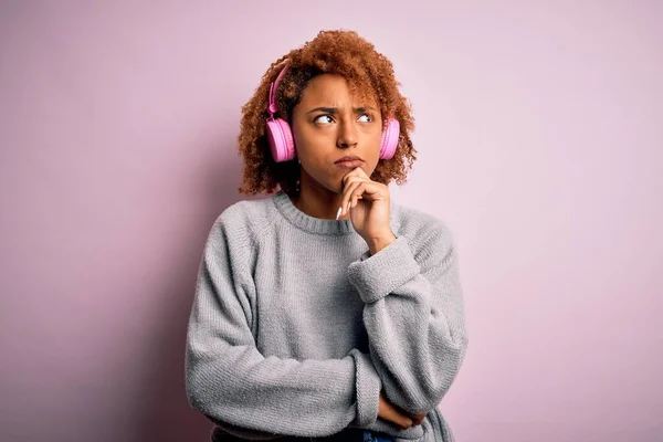 Ung Afroamerikansk Afro Kvinna Med Lockigt Hår Lyssnar Musik Med — Stockfoto