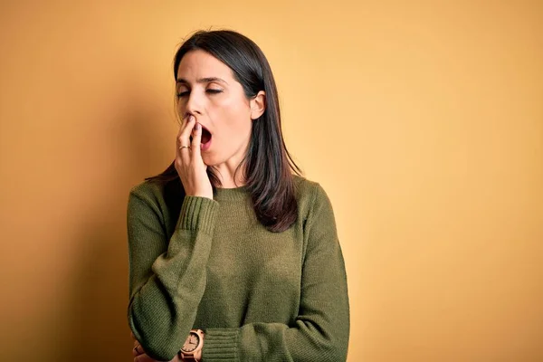 Giovane Donna Bruna Con Gli Occhi Azzurri Che Indossa Maglione — Foto Stock