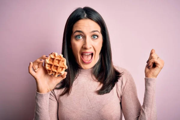 Young Brunette Woman Blue Eyes Eating Sweet Waffle Breakfast White — Stock Photo, Image