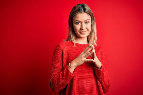 Jovem Mulher Loira Bonita Vestindo Camisola Casual Sobre Fundo Isolado — Fotografia de Stock