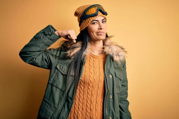 Mujer Hispana Hermosa Joven Con Gafas Esquí Abrigo Para Clima — Foto de Stock