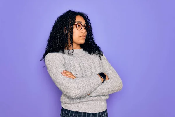 Joven Mujer Afroamericana Vistiendo Suéter Casual Gafas Sobre Fondo Morado — Foto de Stock