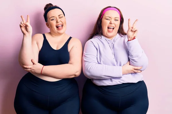 Jóvenes Más Gemelos Tamaño Que Llevan Sudor Deportivo Sonriendo Con — Foto de Stock