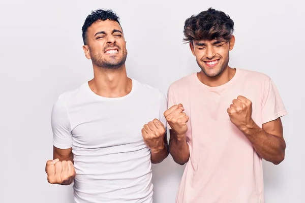 Pareja Gay Joven Vistiendo Ropa Casual Muy Feliz Emocionada Haciendo — Foto de Stock