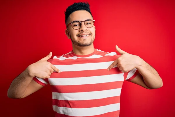 Jovem Homem Bonito Vestindo Casual Listrado Shirt Óculos Sobre Isolado — Fotografia de Stock