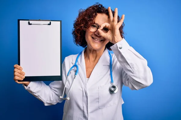 Médico Pelo Rizado Mediana Edad Mujer Con Abrigo Estetoscopio Sujetando —  Fotos de Stock