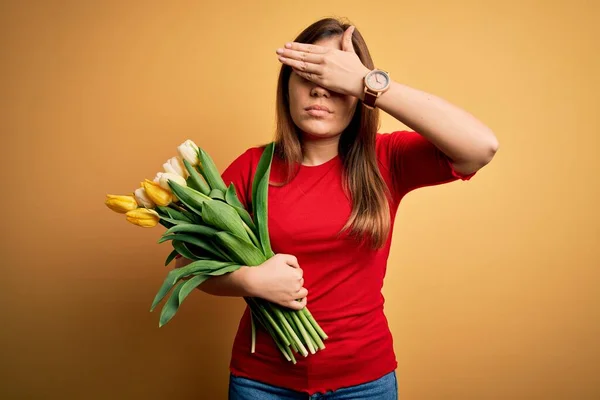 Joven Mujer Rubia Sosteniendo Romántico Ramo Tulipanes Flores Sobre Fondo — Foto de Stock