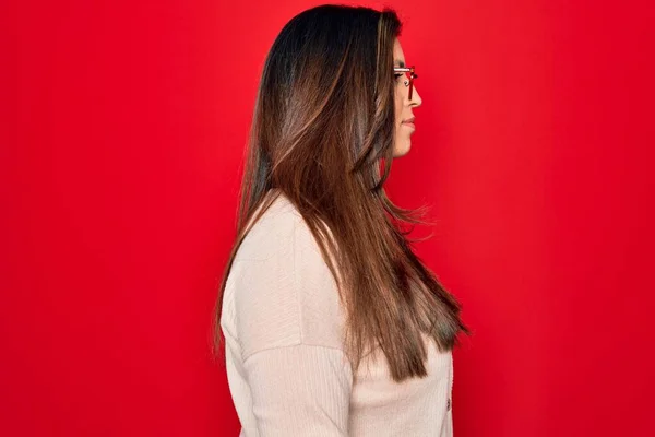 Mladá Hispánská Chytrá Žena Nosí Brýle Stojící Nad Červeným Izolovaným — Stock fotografie