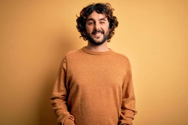 Jovem Homem Bonito Com Barba Vestindo Camisola Casual Sobre Fundo — Fotografia de Stock