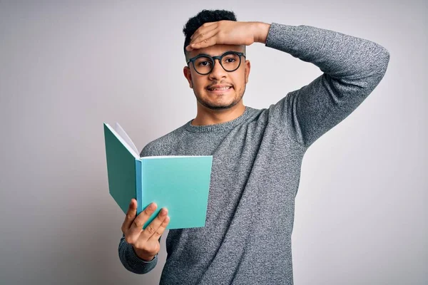 Ung Stilig Smart Student Man Läsa Bok Över Isolerad Vit — Stockfoto