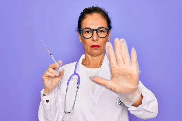 Medico Professionista Anziano Mezza Età Che Tiene Una Siringa Con — Foto Stock