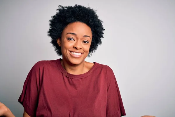 Jonge Mooie Afro Amerikaanse Afro Vrouw Met Krullend Haar Draagt — Stockfoto