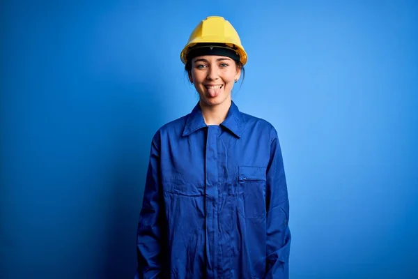 Junge Schöne Arbeiterfrau Mit Blauen Augen Sicherheitshelm Und Uniform Die — Stockfoto