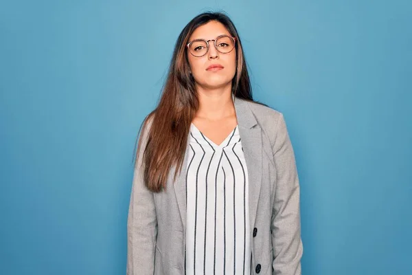 Joven Mujer Negocios Hispana Con Gafas Pie Sobre Fondo Azul —  Fotos de Stock