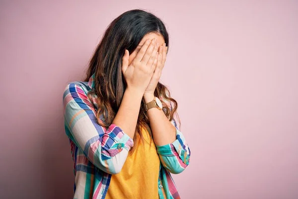 Genç Güzel Esmer Sıradan Bir Gömlek Giyen Pembe Arka Planda — Stok fotoğraf