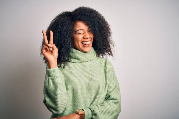 Νεαρή Όμορφη Αφροαμερικανή Γυναίκα Αφρο Μαλλιά Που Φοράει Πράσινη Χειμωνιάτικη — Φωτογραφία Αρχείου
