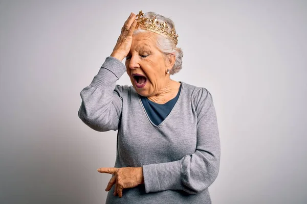 Senior Hermosa Mujer Pelo Gris Con Corona Oro Reina Sobre — Foto de Stock