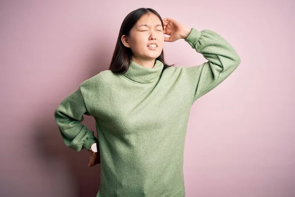 Jovem Bela Mulher Asiática Vestindo Camisola Verde Inverno Sobre Rosa — Fotografia de Stock