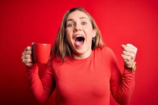 Jovem Bela Mulher Loira Bebendo Xícara Café Sobre Fundo Vermelho — Fotografia de Stock