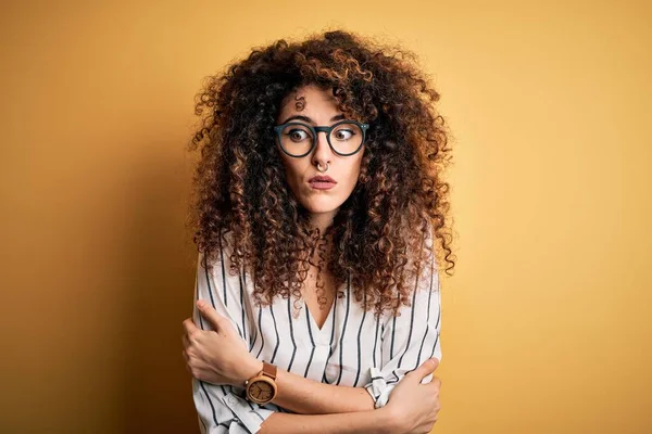 Jonge Mooie Vrouw Met Krullend Haar Piercing Dragen Gestreept Shirt — Stockfoto