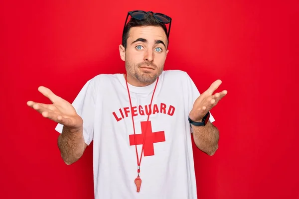 Guapo Salvavidas Con Camiseta Con Cruz Roja Silbato Sobre Fondo —  Fotos de Stock