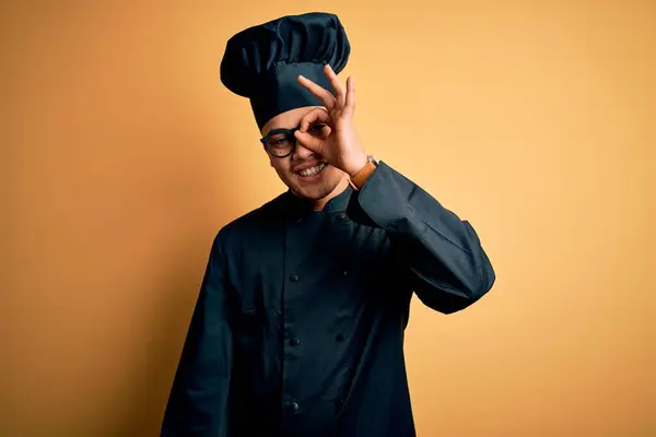 Joven Chef Brasileño Con Uniforme Cocina Sombrero Sobre Fondo Amarillo —  Fotos de Stock
