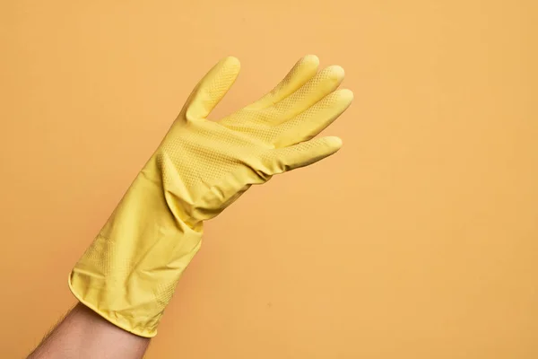 Mano Joven Caucásico Con Guante Limpieza Sobre Fondo Amarillo Aislado —  Fotos de Stock