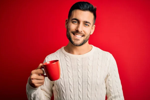 Ung Stilig Man Dricker Kopp Varmt Kaffe Över Röd Isolerad — Stockfoto