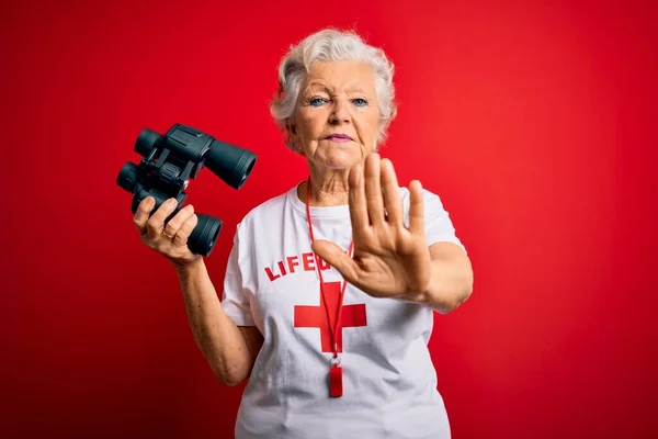 Senior Schöne Grauhaarige Rettungsschwimmerin Mit Fernglas Und Pfeife Über Rotem — Stockfoto