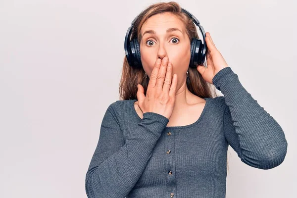 Ung Vacker Blond Kvinna Lyssnar Musik Bär Hörlurar Täcker Munnen — Stockfoto