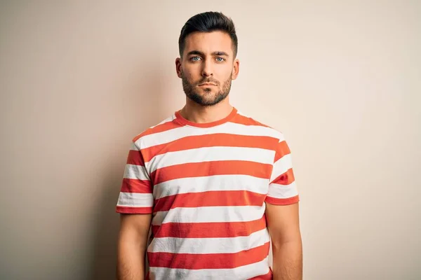 Homem Bonito Jovem Vestindo Shirt Listrada Casual Sobre Fundo Branco — Fotografia de Stock