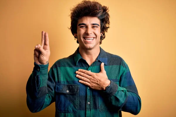 Jovem Homem Bonito Vestindo Camisa Casual Sobre Fundo Amarelo Isolado — Fotografia de Stock