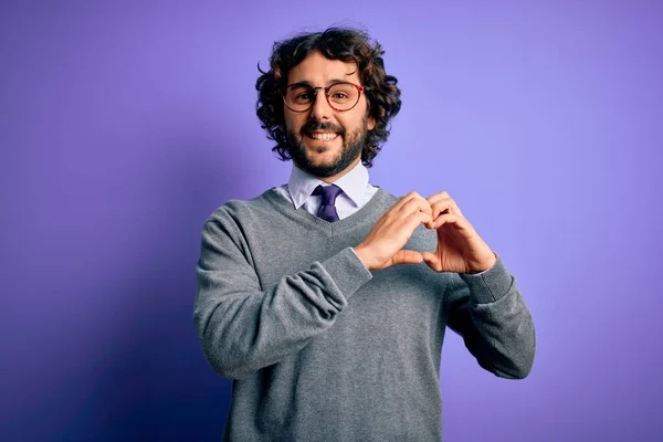 Schöner Geschäftsmann Mit Bart Krawatte Und Brille Der Vor Lila — Stockfoto