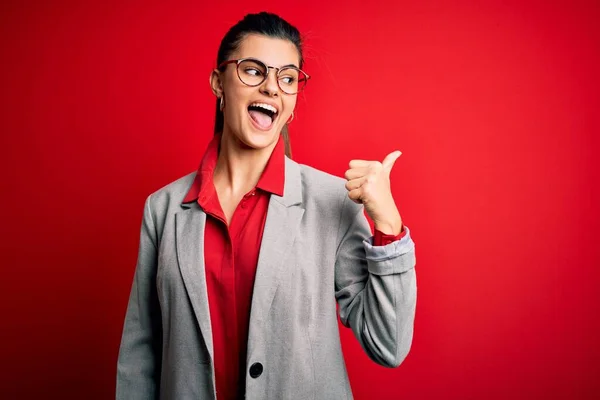 Jong Mooi Brunette Zakenvrouw Dragen Jas Bril Rood Achtergrond Glimlachen — Stockfoto