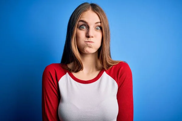 Jeune Belle Femme Rousse Portant Shirt Décontracté Sur Fond Bleu — Photo