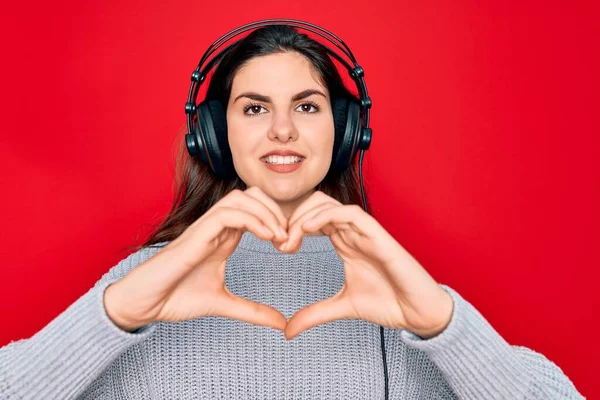 Ung Vacker Flicka Bär Moderna Hörlurar Lyssna Musik Över Röd — Stockfoto