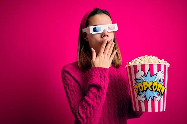 Giovane Bella Ragazza Guardando Film Utilizzando Bicchieri Mangiare Scatola Con — Foto Stock