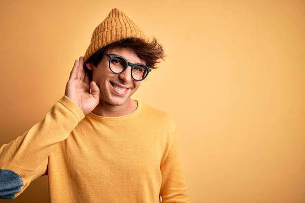 Mladý Pohledný Muž Neformálním Tričku Brýlích Izolovaném Žlutém Pozadí Usmívající — Stock fotografie