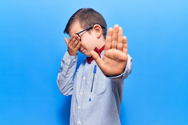 Schattig Blond Kind Draagt Nerd Strikje Bril Bedekken Ogen Met — Stockfoto