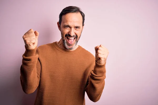 Ein Mann Mittleren Alters Lässigem Braunem Pullover Steht Vor Isoliertem — Stockfoto