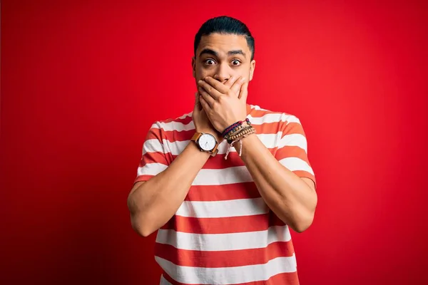 Jovem Brasileiro Vestindo Camiseta Listrada Casual Sobre Fundo Vermelho Isolado — Fotografia de Stock