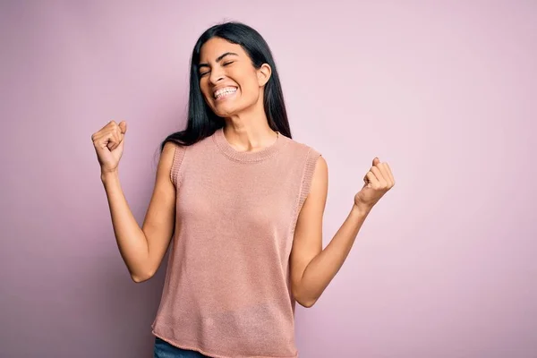 Junge Schöne Hispanische Modefrau Lässigem Pullover Über Rosa Hintergrund Sehr — Stockfoto