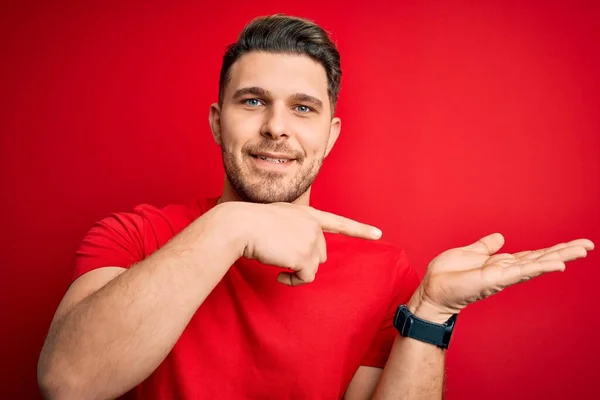 Junger Mann Mit Blauen Augen Trägt Lässiges Shirt Vor Rotem — Stockfoto