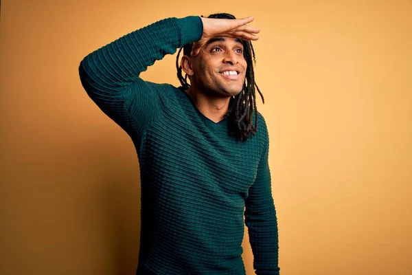 Homem Africano Afro Americano Bonito Jovem Com Dreadlocks Vestindo Camisola — Fotografia de Stock