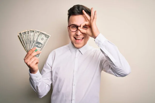 Yakışıklı Beyaz Adamı Elinde Bir Deste Mutlu Yüzlü Banknot Tutuyor — Stok fotoğraf