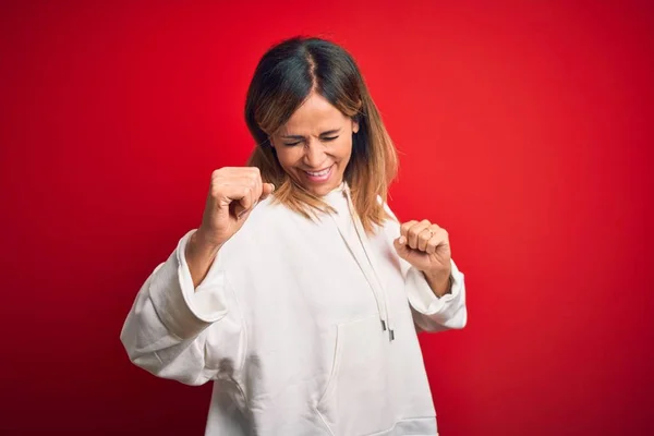 Middle Age Beautiful Sportswoman Wearing Casual Sweatshirt Isolated Red Background — Φωτογραφία Αρχείου