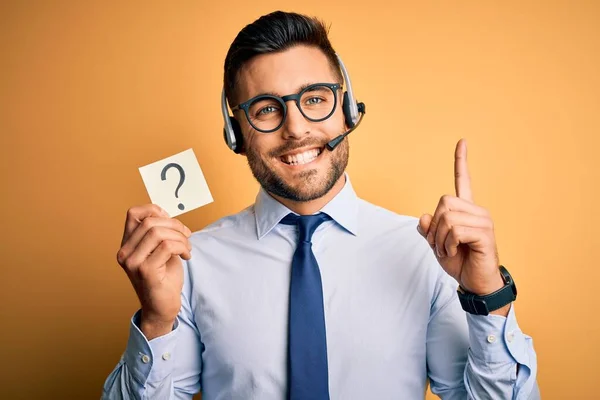 Business Operator Man Customer Service Headset Call Center Showing Question — Stock Photo, Image