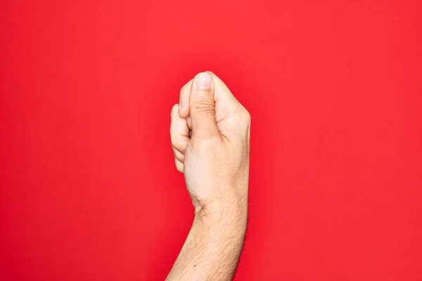 Mano Joven Caucásico Mostrando Dedos Sobre Fondo Rojo Aislado Sosteniendo —  Fotos de Stock