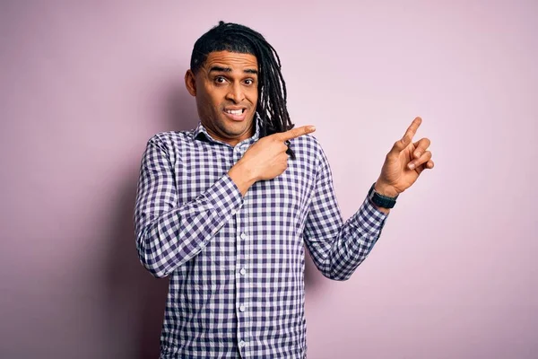 Jovem Afro Americano Afro Americano Bonito Com Dreadlocks Vestindo Camisa — Fotografia de Stock